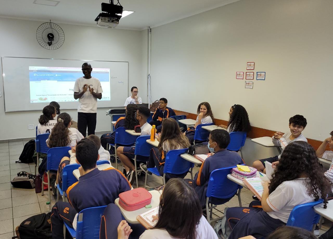 Canal Ciência retoma as oficinas de Competência em Informação e Encartes em sala de aula.